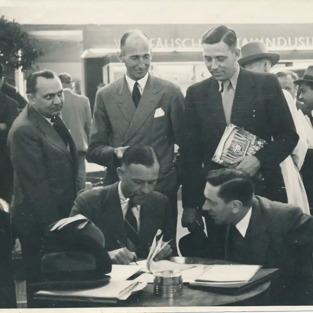 Mannen ondertekenen een document
