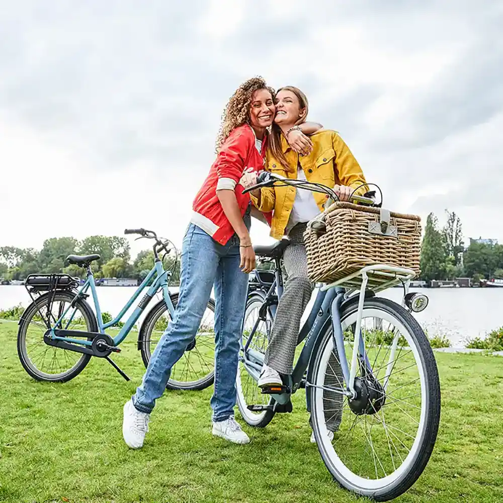 vrouwen op een Gazelle fiets