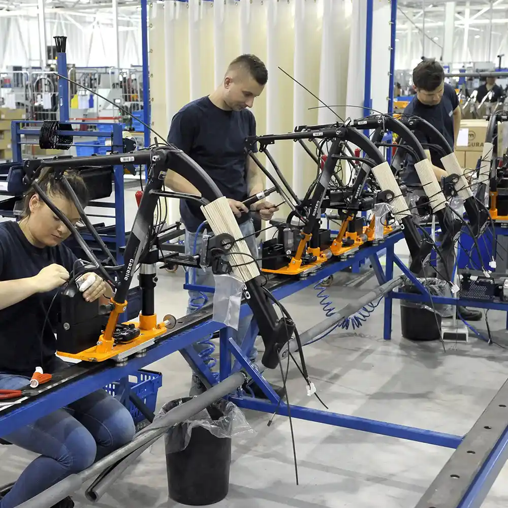 Werknemers aan het werk in de fabriek