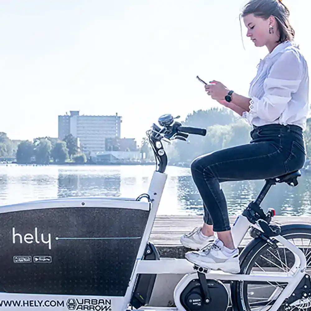 Vrouw op een Hely bakfiets