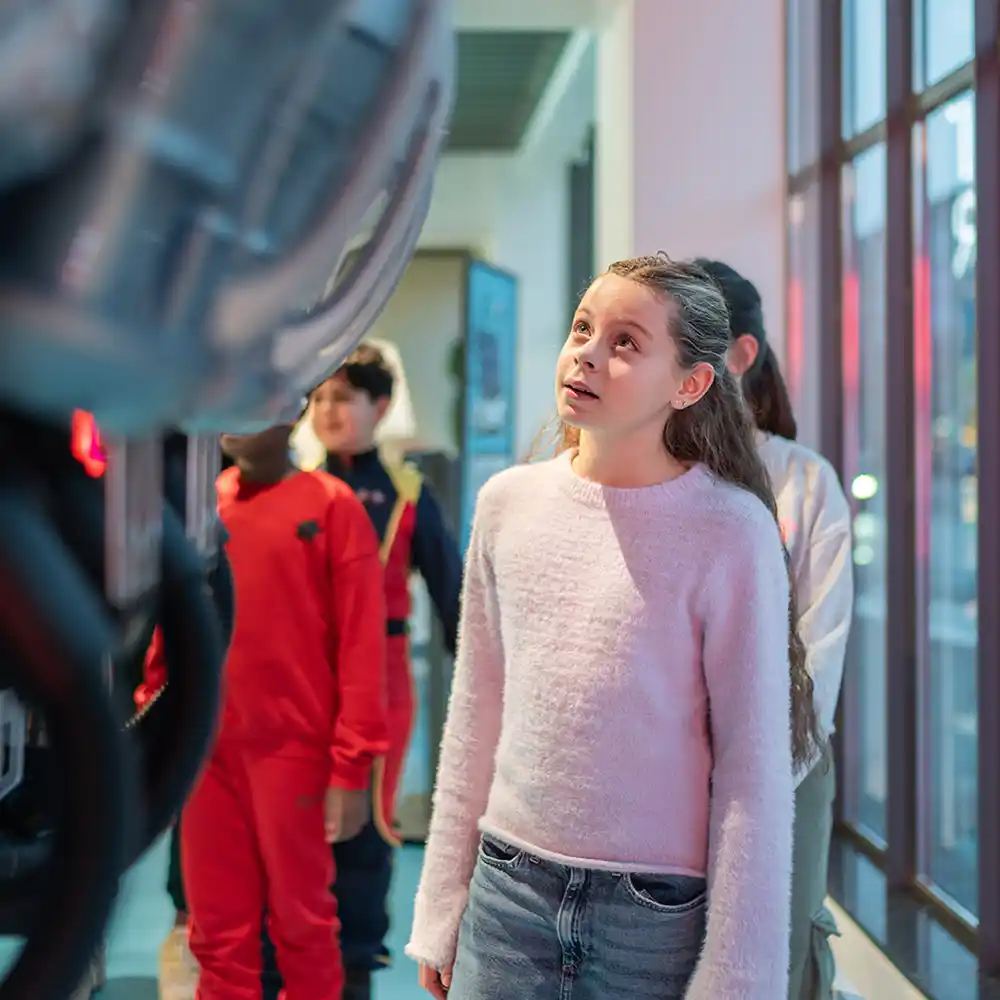 Kinderen kijken naar een scherm tijdens de Mobility Experience