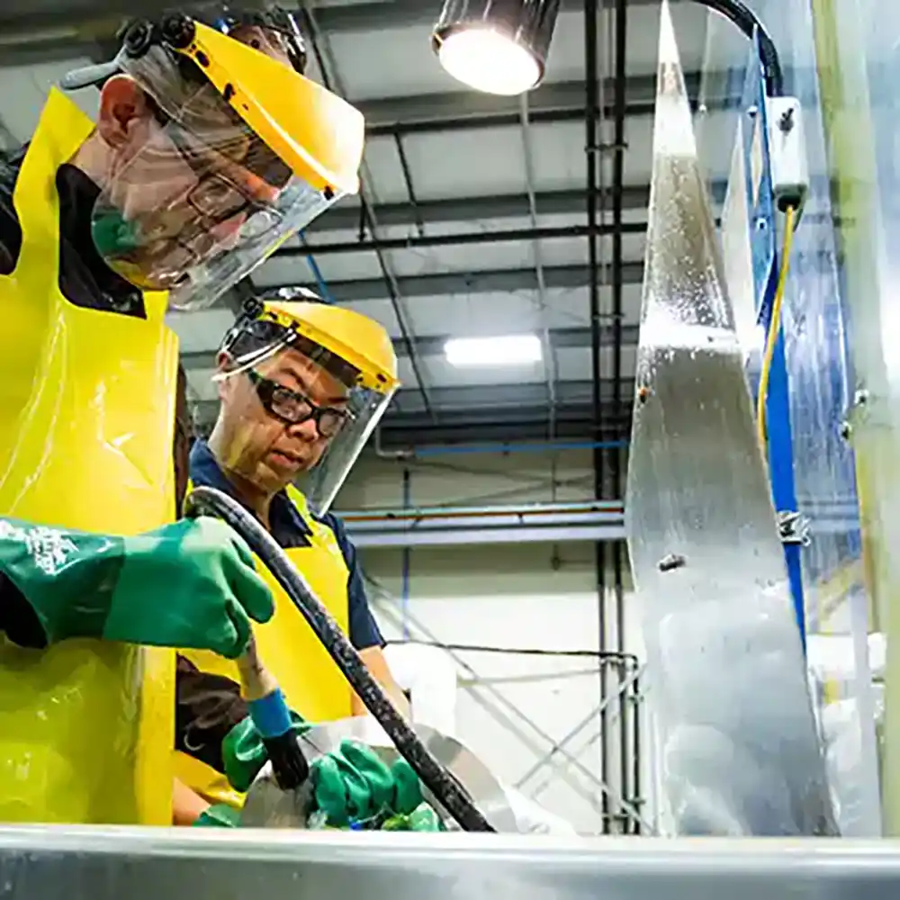 mannen in beschermend pak aan het werk