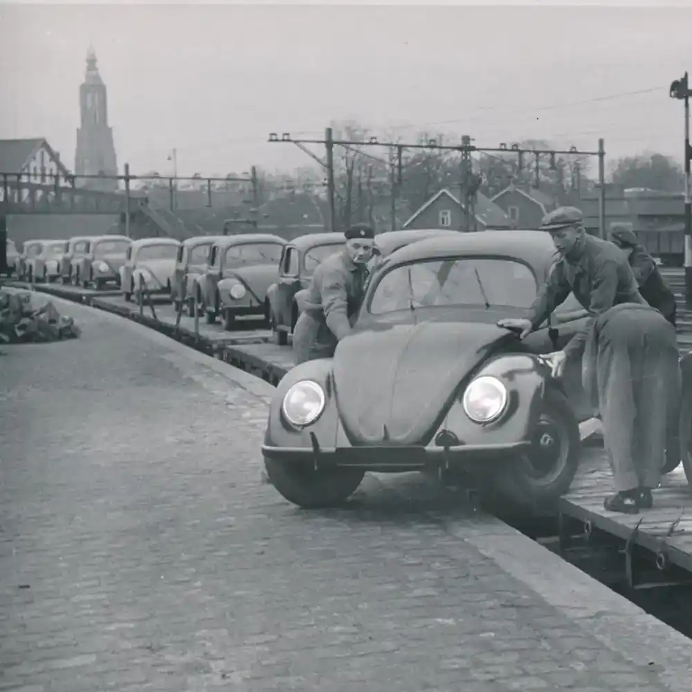 mannen werken aan een oude kever
