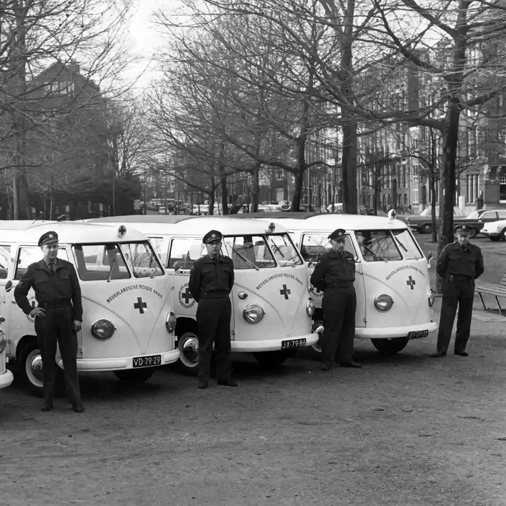 Politie staan naast busjes