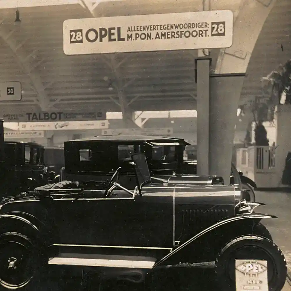 foto van een oude opel auto